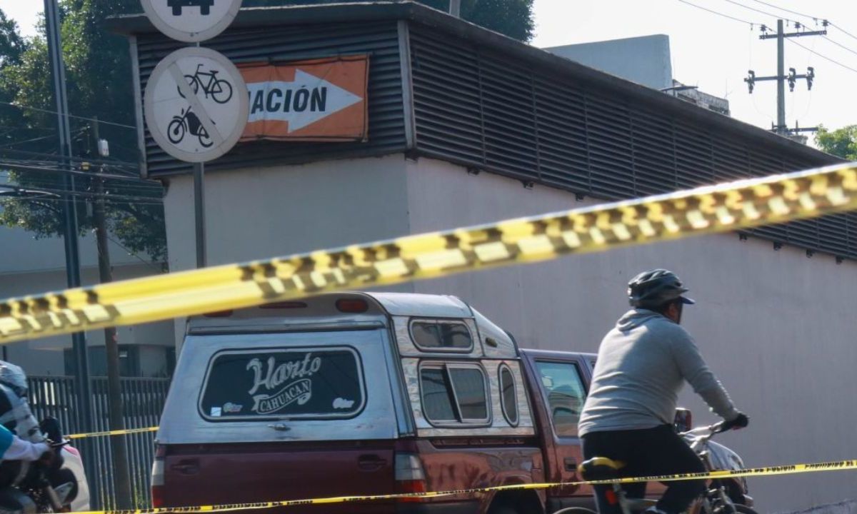 Una camioneta color blanco impactó contra una motocicleta en la demarcación Benito Juárez; el motociclista perdió la vida en el acto.