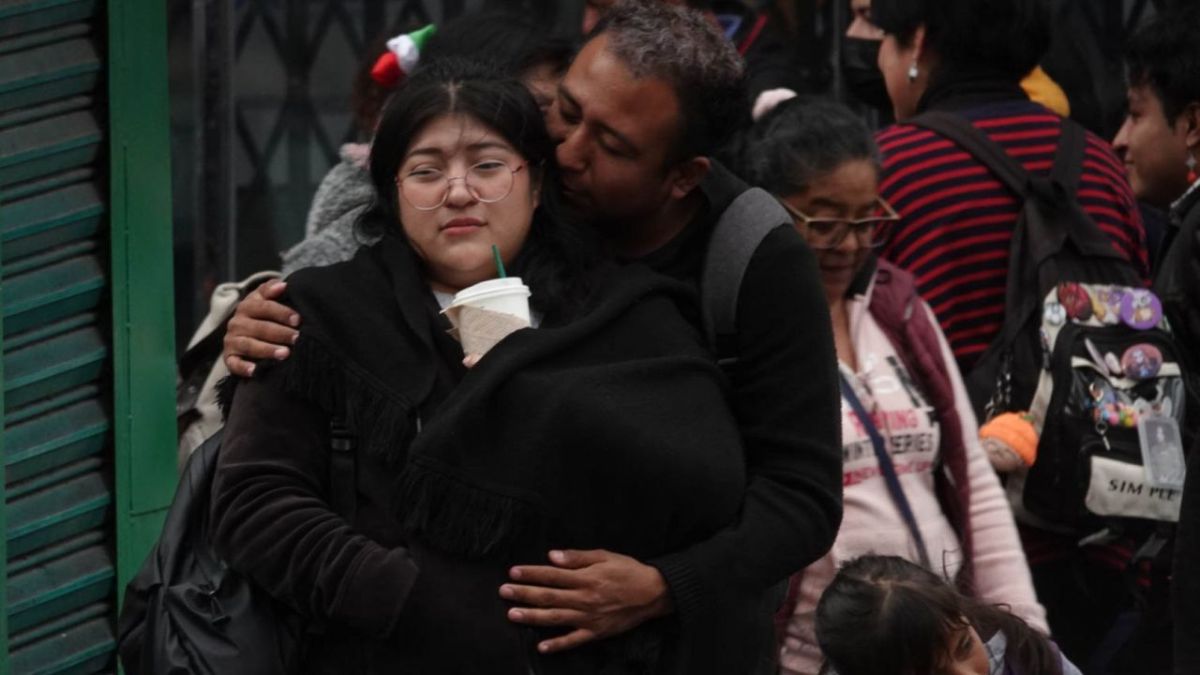 Pareja protegiéndose del frío.