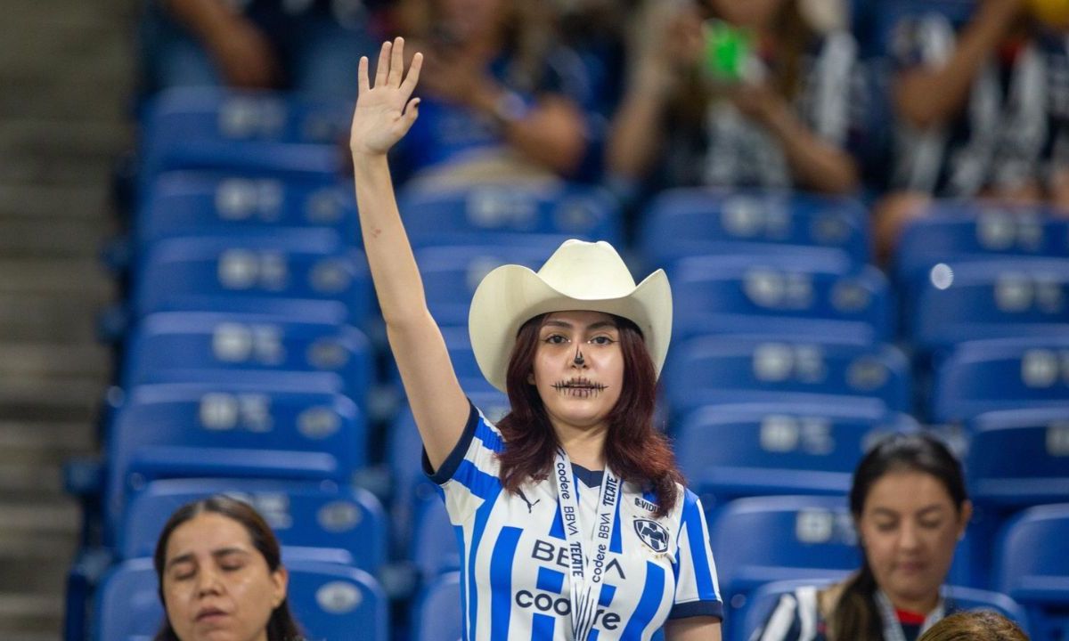 Aficionada de los Rayados del Monterrey en el Estadio BBVA.