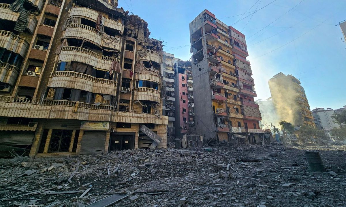 Esta imagen muestra la destrucción en el lugar de un ataque aéreo israelí que tuvo como objetivo el barrio de Haret Hreik en los suburbios del sur de Beirut el 21 de noviembre de 2024.