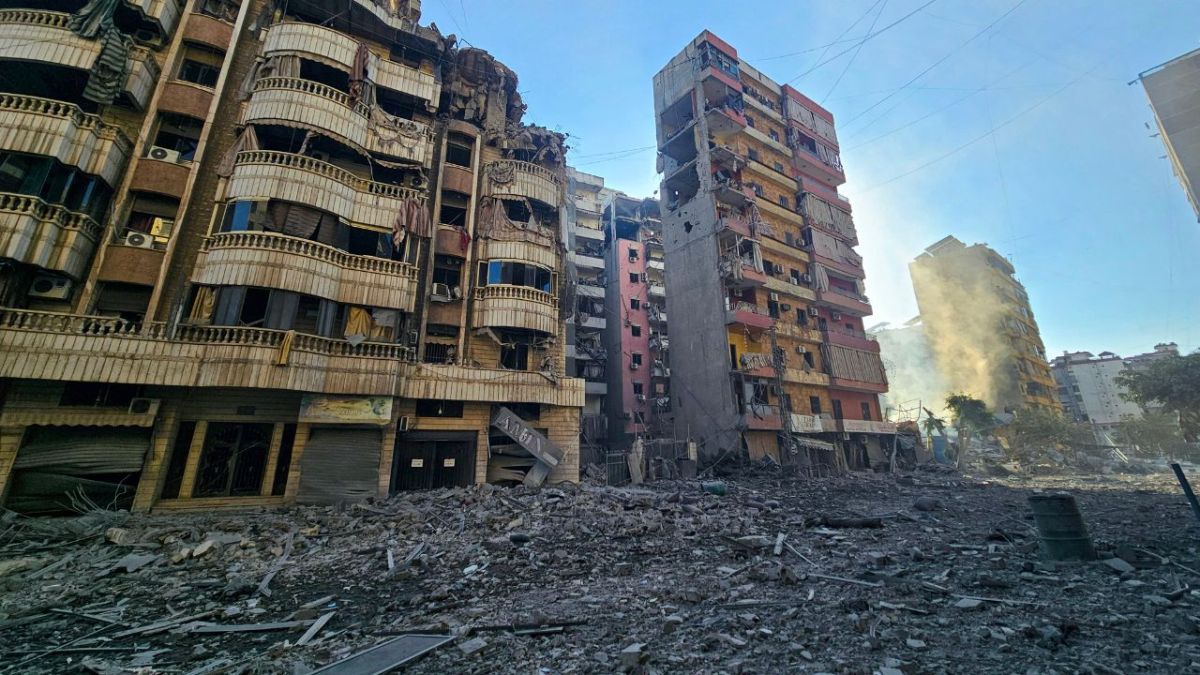 Esta imagen muestra la destrucción en el lugar de un ataque aéreo israelí que tuvo como objetivo el barrio de Haret Hreik en los suburbios del sur de Beirut el 21 de noviembre de 2024.