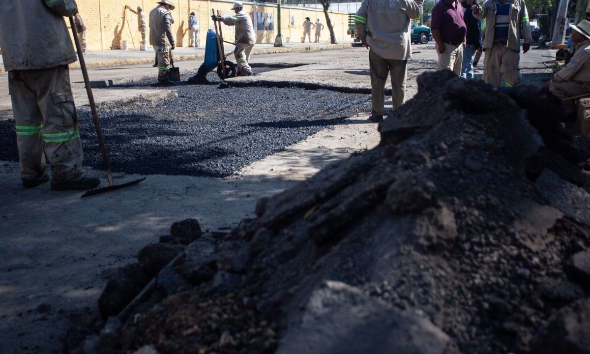 Arreglo de baches en la Ciudad de México.