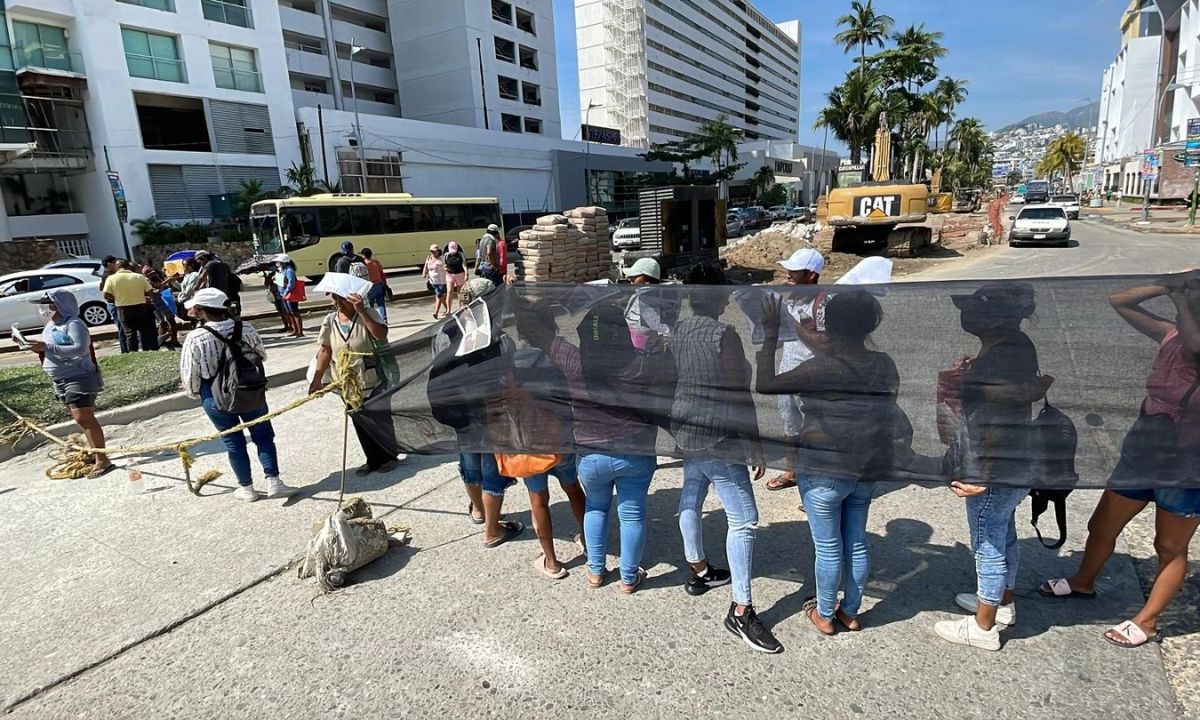 Demandantes exigen al Gobierno mediante bloqueos en Acapulco.