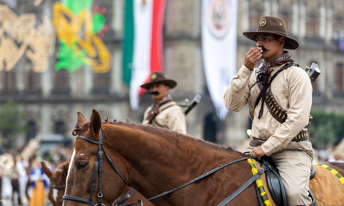 Conforme van pasando las diversas compañías armadas, se realiza un saludo frente a la presidenta de México, Claudia Sheinbaum.