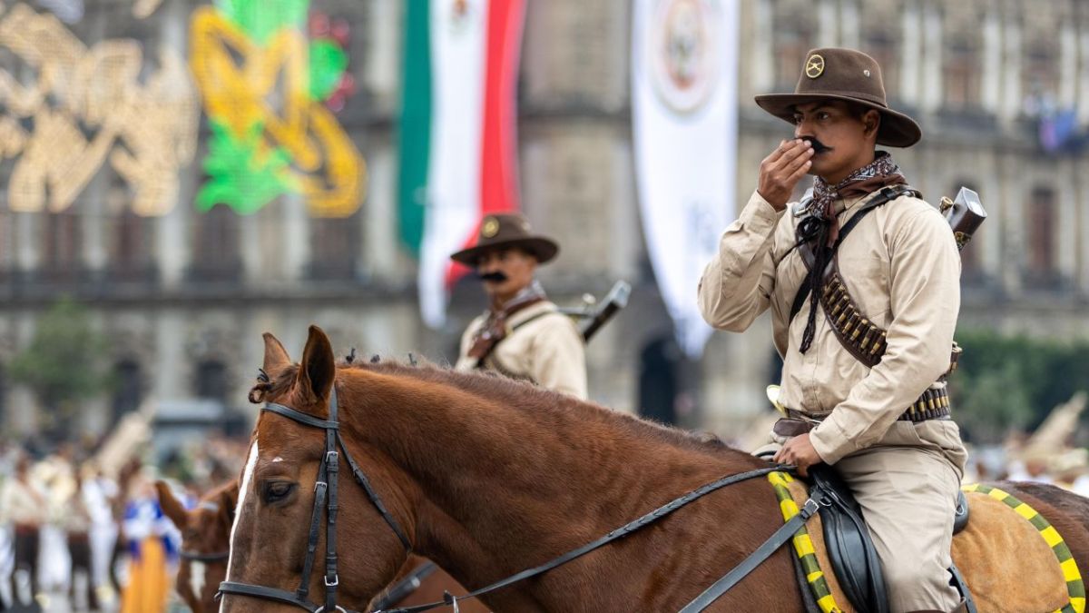 Conforme van pasando las diversas compañías armadas, se realiza un saludo frente a la presidenta de México, Claudia Sheinbaum.