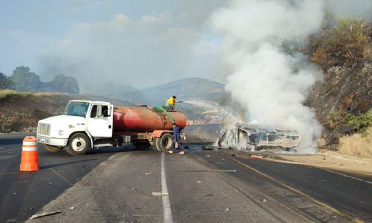 Un accidente entre dos camiones se registró la mañana de este viernes en la Siglo XXI