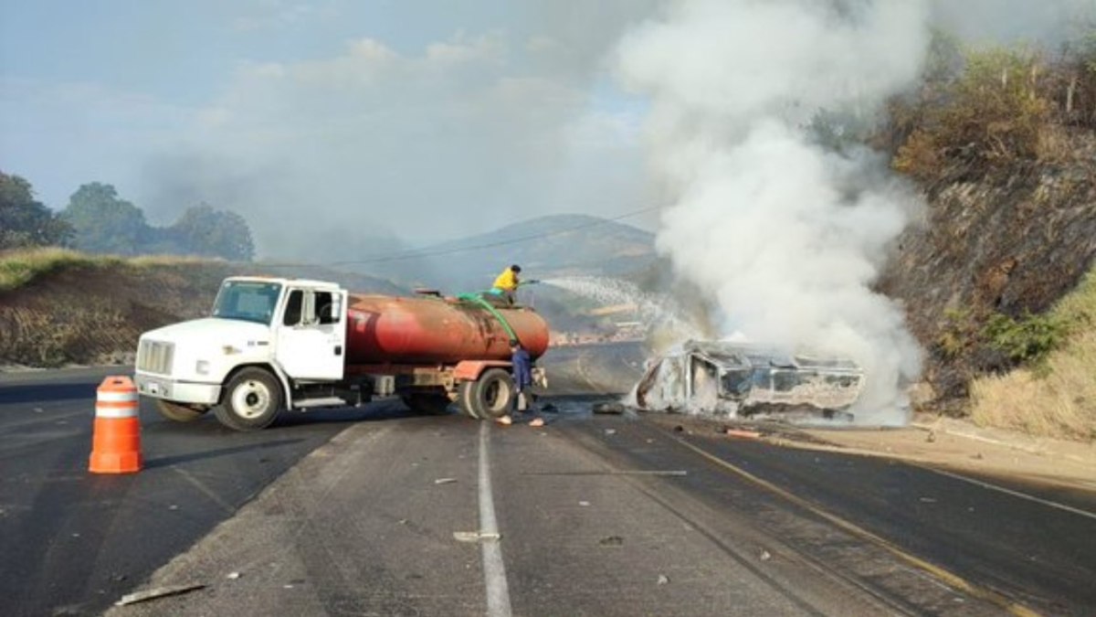 Un accidente entre dos camiones se registró la mañana de este viernes en la Siglo XXI