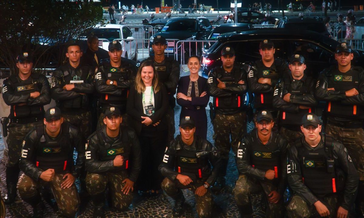 La presidenta de México con batallón de la policía de Brasil.