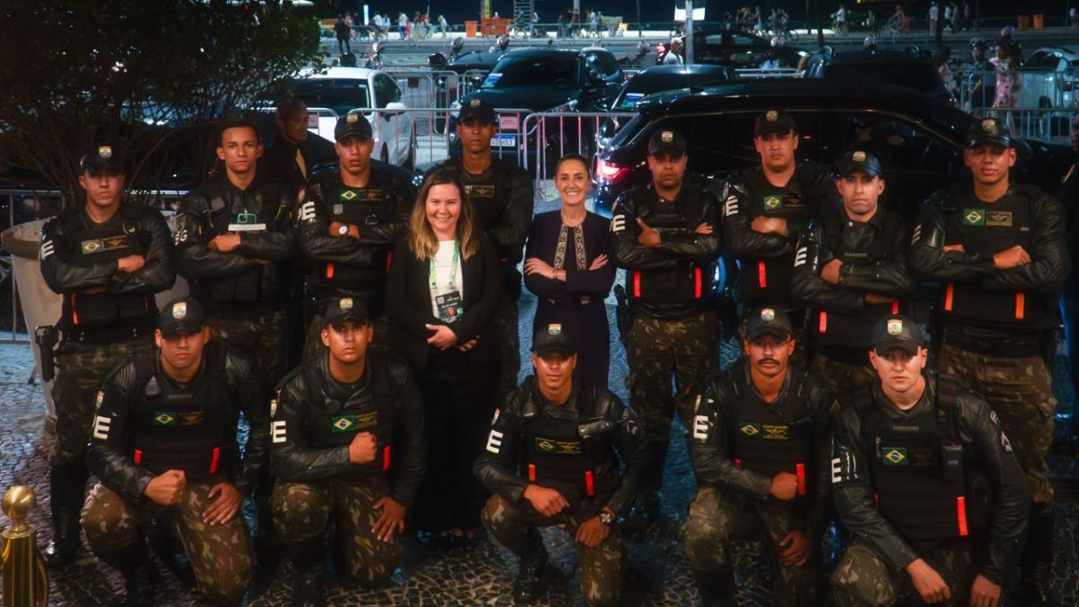 La presidenta de México con batallón de la policía de Brasil.