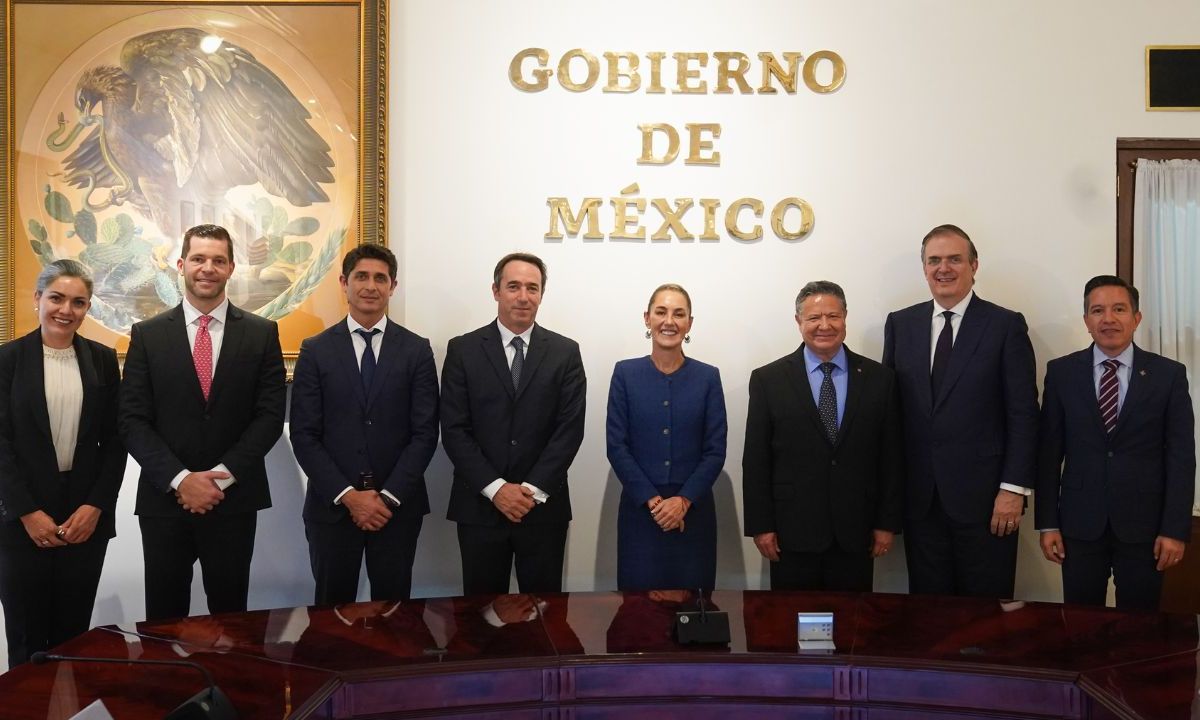 La presidenta de México se reunió en Palacio Nacional con ejecutivos de Mercado Libre; presentaron un plan de inversión para México en 2025.