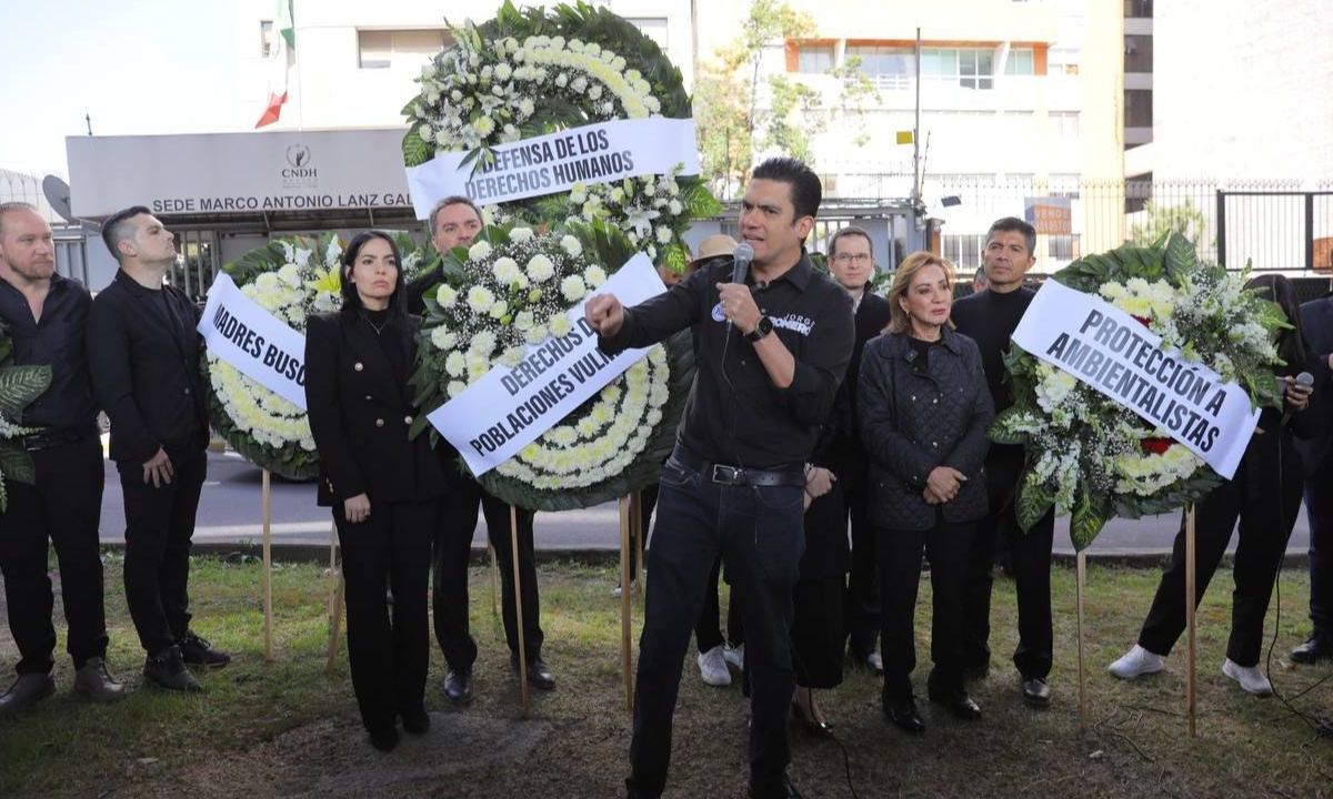 Acompañado por senadores y diputados federales, el panista Jorge Romero encabezó una ceremonia fúnebre en las puertas de la CNDH.