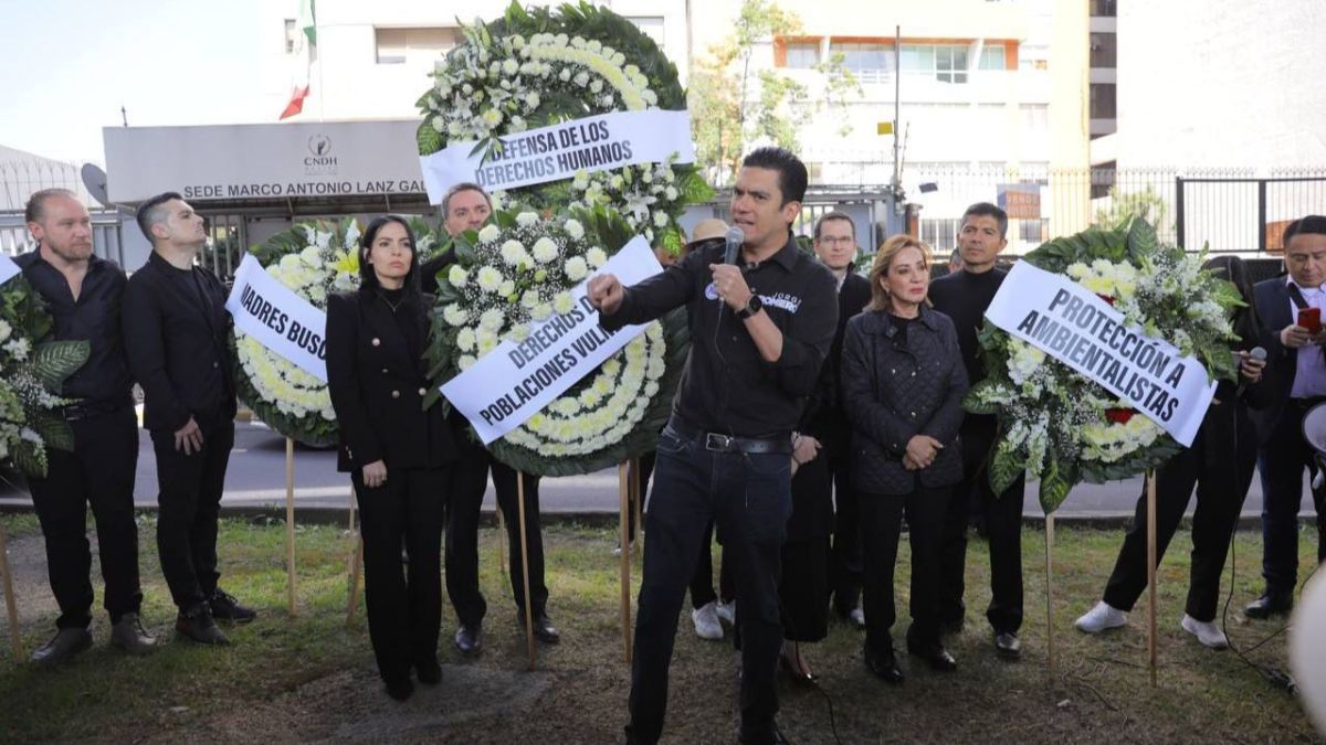 Acompañado por senadores y diputados federales, el panista Jorge Romero encabezó una ceremonia fúnebre en las puertas de la CNDH.