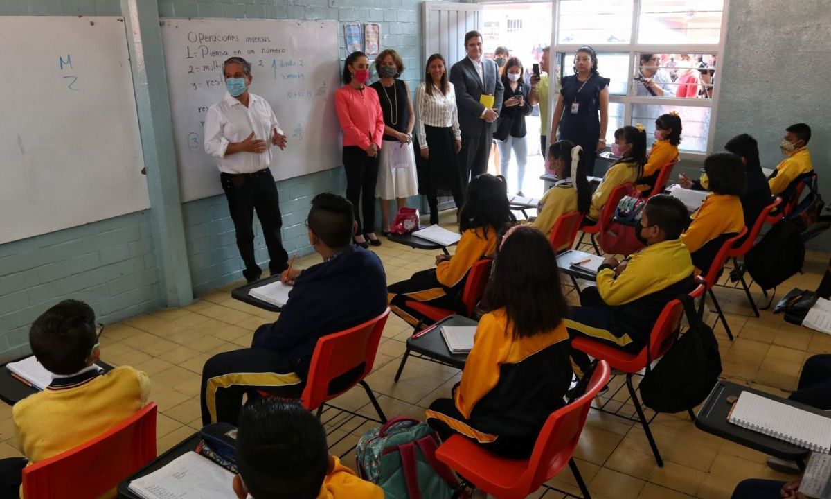 Aula con alumnos recibiendo clases en México.