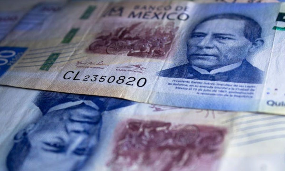 Acercamiento de dos billetes de quinientos pesos mexicanos