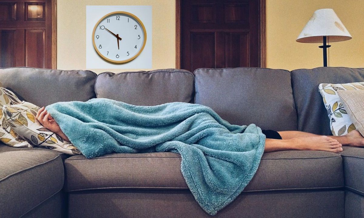 Hombre acostado durmiendo en el sillón de una sala, tapado con una cobija color azul.