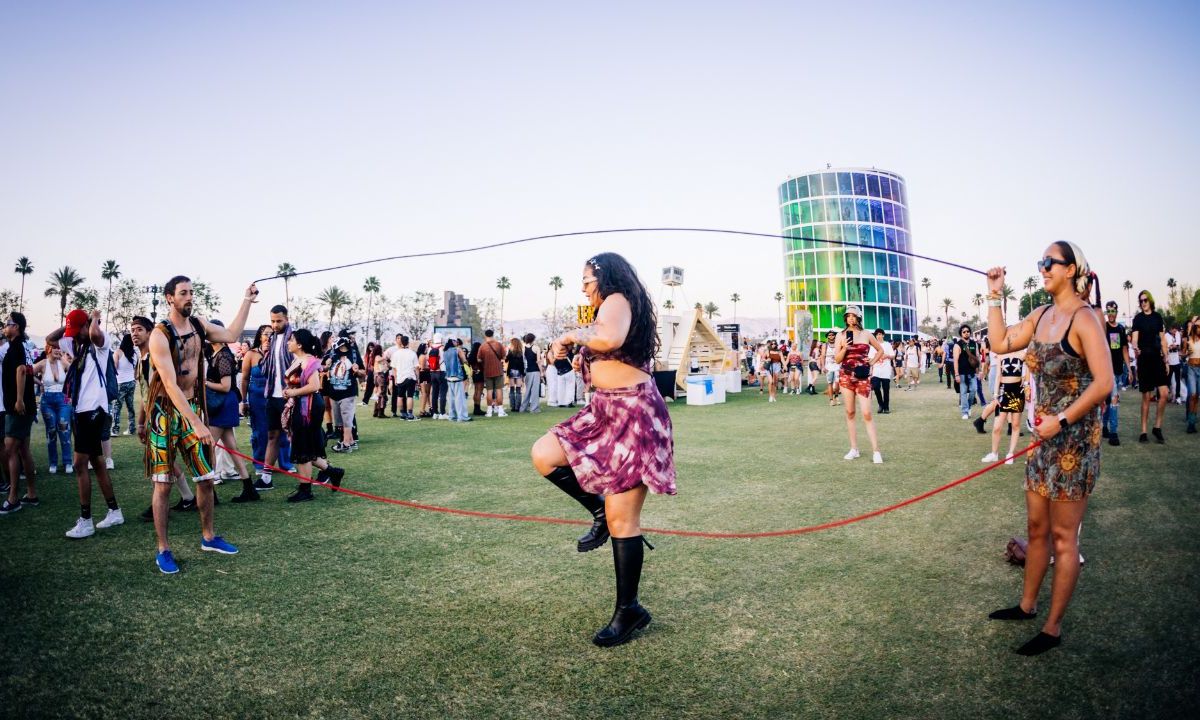 Asistentes disfrutando del festival de Coachella en Indio, California.