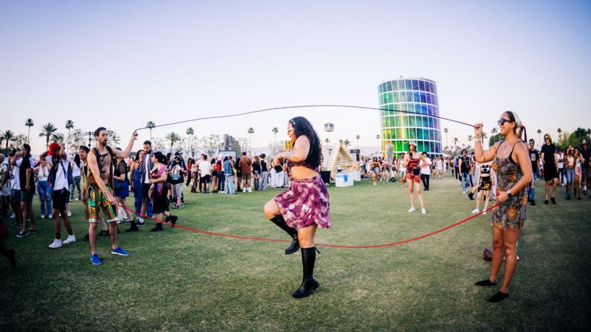 Asistentes disfrutando del festival de Coachella en Indio, California.