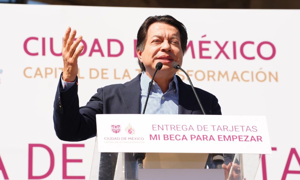 El secretario de educación, Mario Delgado dando una conferencia