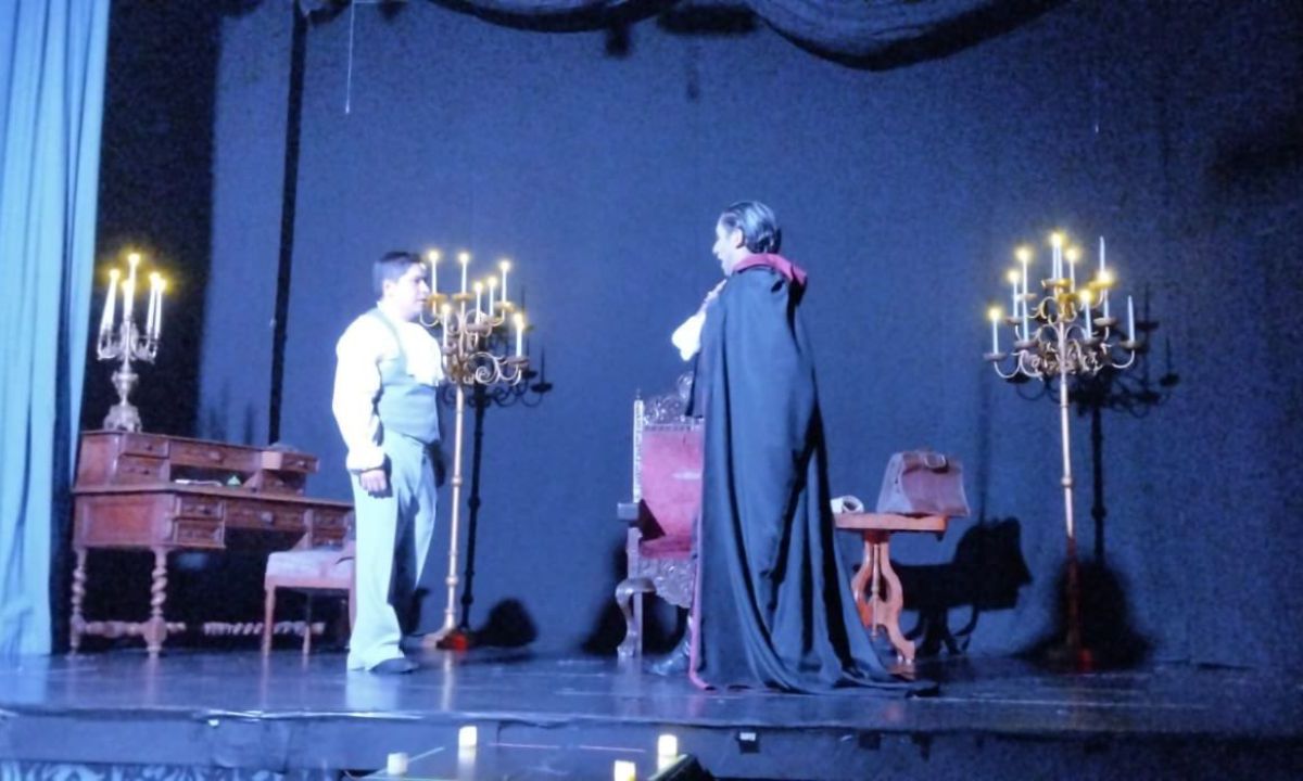 El teatro Centenario Coyoacán estrenó la obra “Drácula”, dónde el príncipe de las tinieblas busca reconquistar el amor de su doncella.