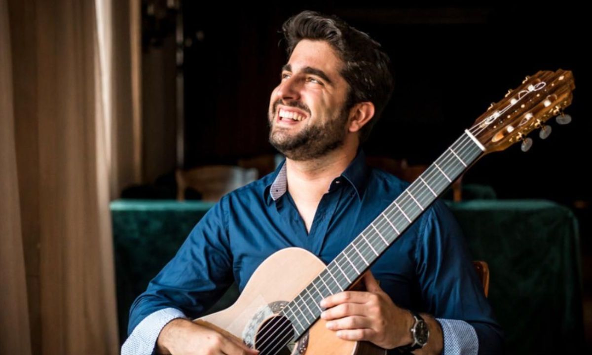 El guitarrista Rafael Aguilar posando con su guitarra en mano