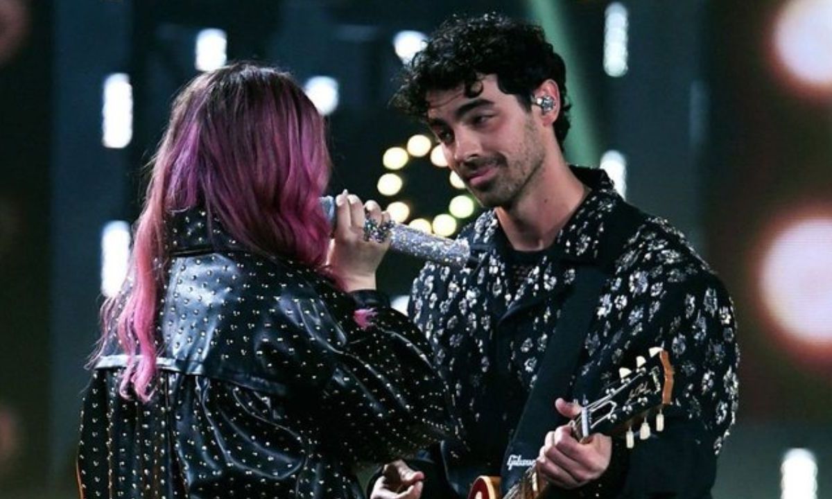 Ela Taubert y Joe Jonas interpretaron una nueva versión bilingüe de su éxito “¿Cómo Pasó?”