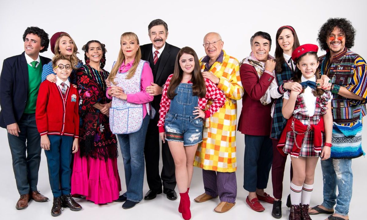 Elenco de "Una familia de 10" en 2021.