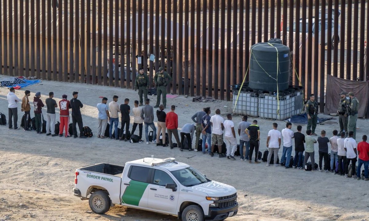 Decenas de migrantes fueron observados del otro lado del muro fronterizo a la altura de la colonia Alemán en Tijuana, siendo atendidos por personal de la Patrulla Fronteriza