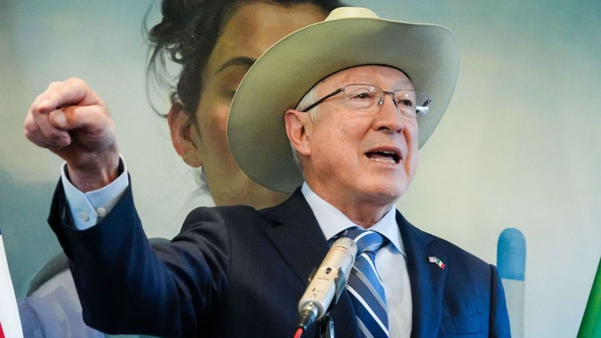 El embajador Ken Salazar en conferencia de prensa.