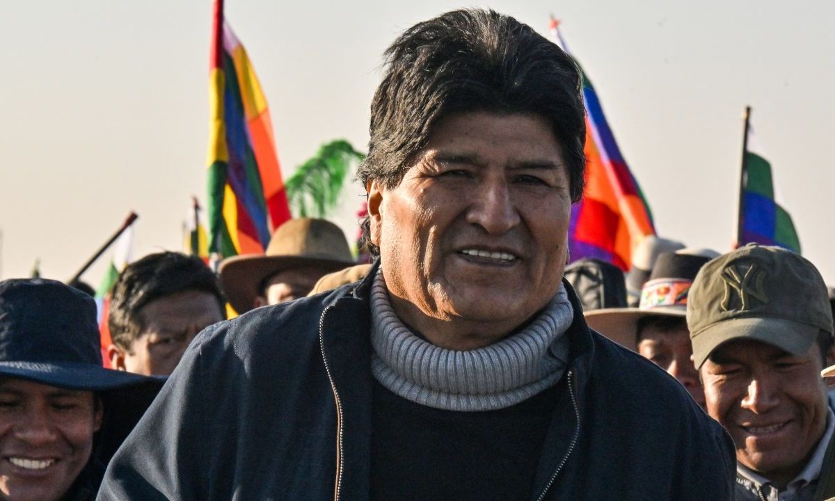 Evo Morales en una marcha a lado de simpatizantes