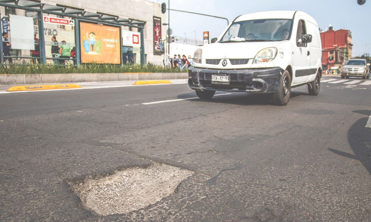 Peligro. Caer en una fractura del asfalto es uno de los mayores miedos, ya que puede dañar los neumáticos y rines del vehículo.