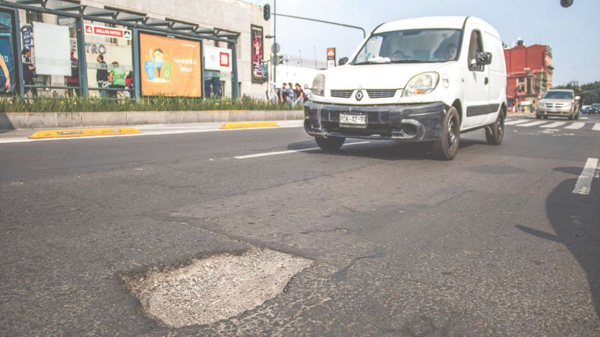 Peligro. Caer en una fractura del asfalto es uno de los mayores miedos, ya que puede dañar los neumáticos y rines del vehículo.