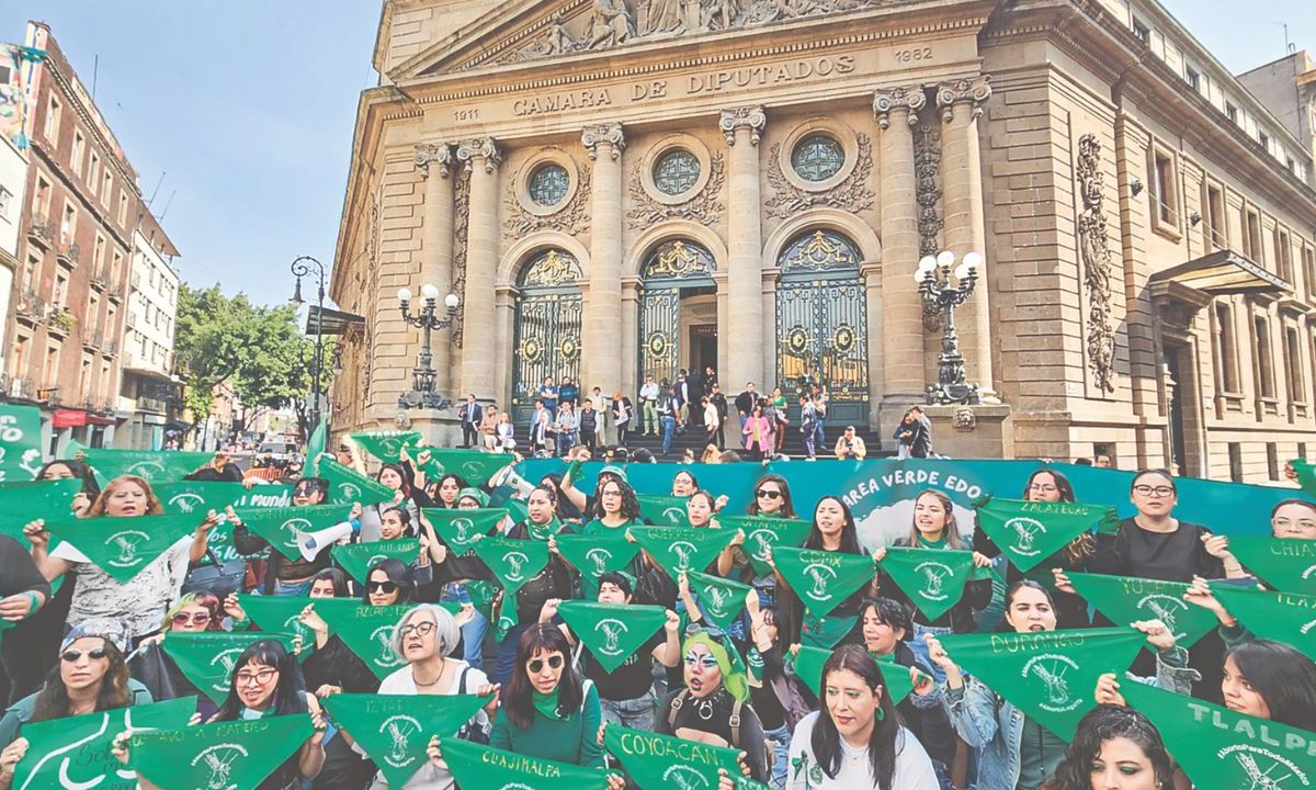 Rechazo. Agrupaciones provida se manifestaron al exterior del recinto legislativo, donde, de manera simbólica, rezaron para que la iniciativa no avance.