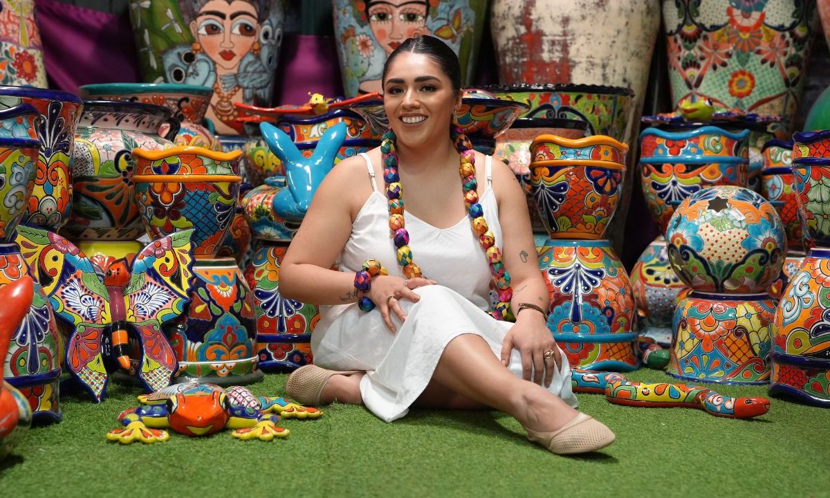 Rosalía León le canta a las mariposas, mientras Majo Cornejo reinterpreta La Calaca, de Amparo Ochoa, en el marco del tradicional del Día de Muertos