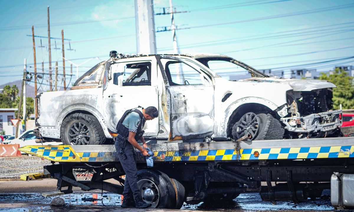 ATAQUE. Hombres armados le prendieron fuego a una grúa de plataforma con todo y la camioneta que transportaba, ayer, en Culiacán.