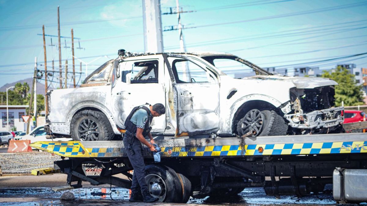 ATAQUE. Hombres armados le prendieron fuego a una grúa de plataforma con todo y la camioneta que transportaba, ayer, en Culiacán.