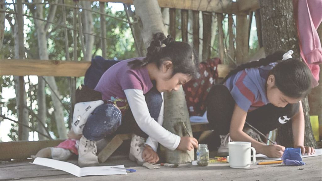 El documental se centra en la comunidad de Santa Catarina Lachatao, ubicado en la Sierra de Oaxaca y con apenas 200 habitantes quiere preservar sus costumbres y es un testimonio de esta lucha de identidad para no desaparecer.