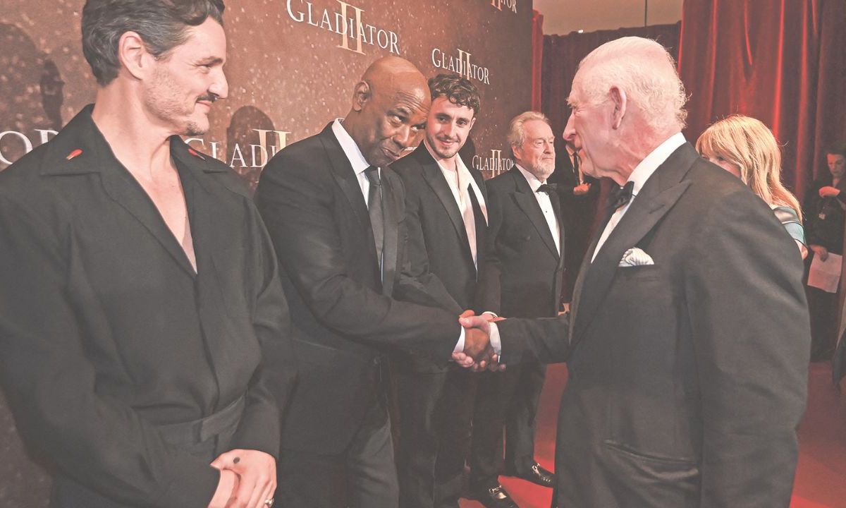 Paul Mescal, Pedro Pascal, Connie Nielsen, el cineasta Ridley Scott y Denzel Washington recibieron la visita del rey Carlos III en el estreno de la nueva cinta Gladiador II. 