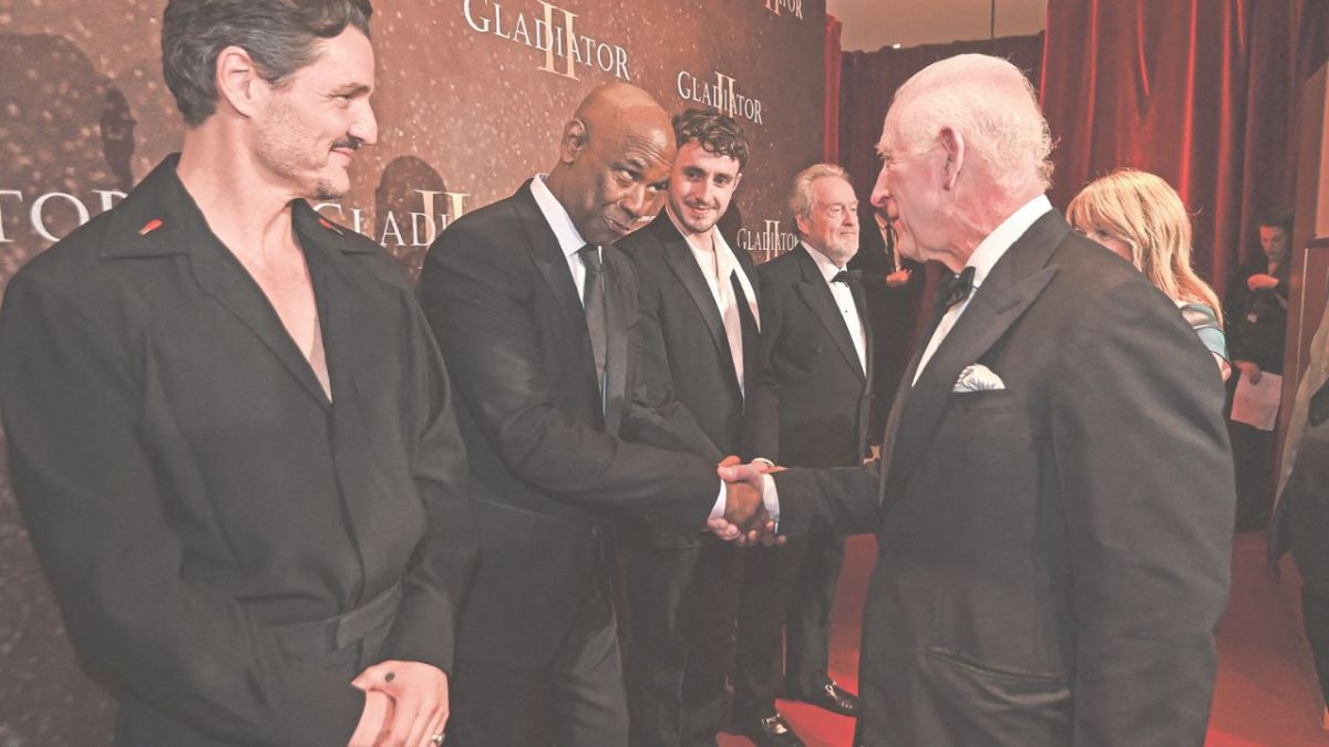 Paul Mescal, Pedro Pascal, Connie Nielsen, el cineasta Ridley Scott y Denzel Washington recibieron la visita del rey Carlos III en el estreno de la nueva cinta Gladiador II. 