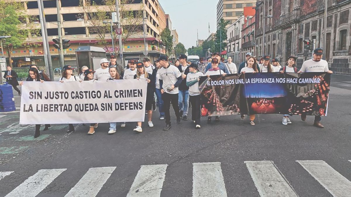 A CINCO AÑOS. Miembros de la familia LeBarón se manifestaron ayer afuera de Palacio Nacional para exigir la justicia prometida para sus integrantes asesinados.