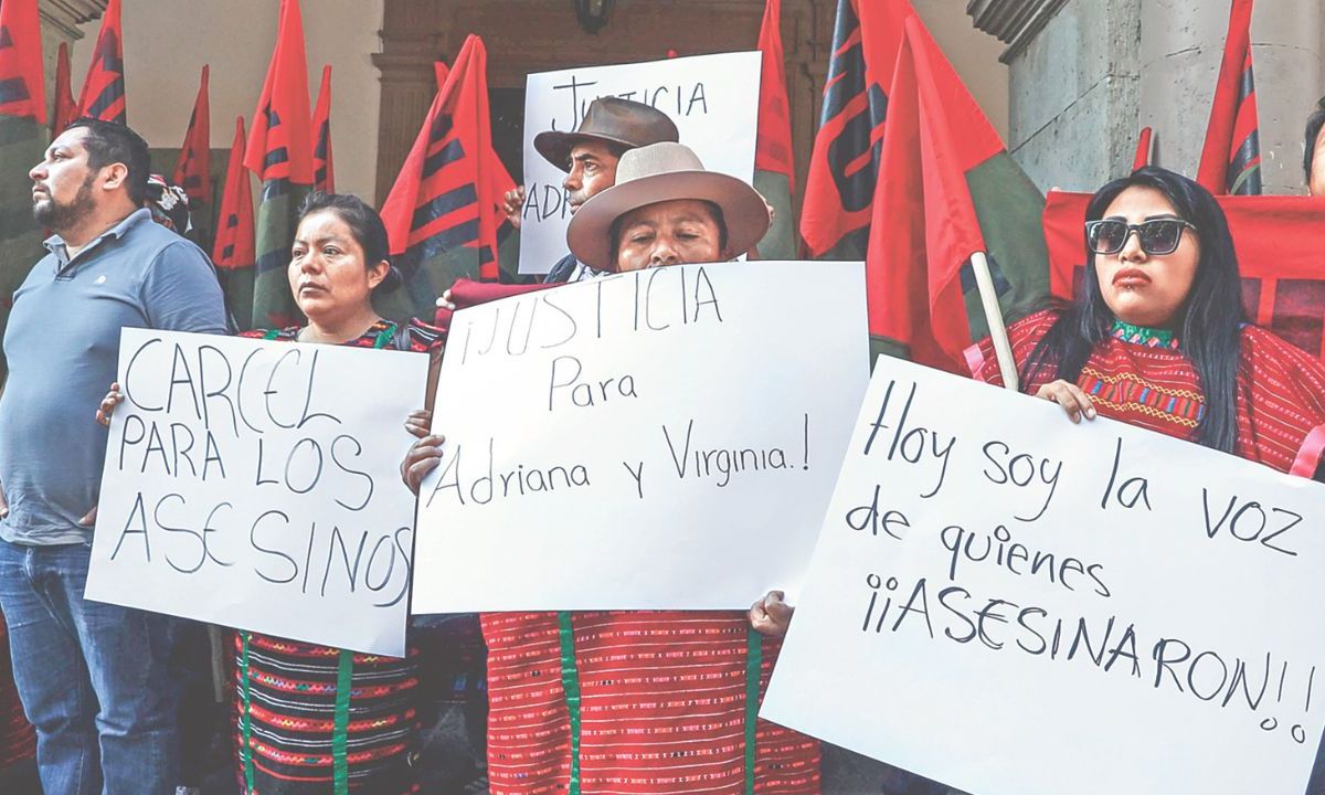 INDIGNACIÓN. Integrantes del MULT protestaron frente al palacio de Gobierno por el feminicidio de las hermanas Ortiz García.