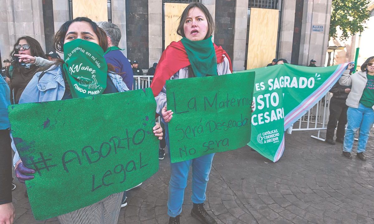 GRUPOS. La Plaza de los Mártires se convirtió en un espacio de expresiones sociales divergentes en el marco del Día Internacional contra la Violencia hacia las Mujeres