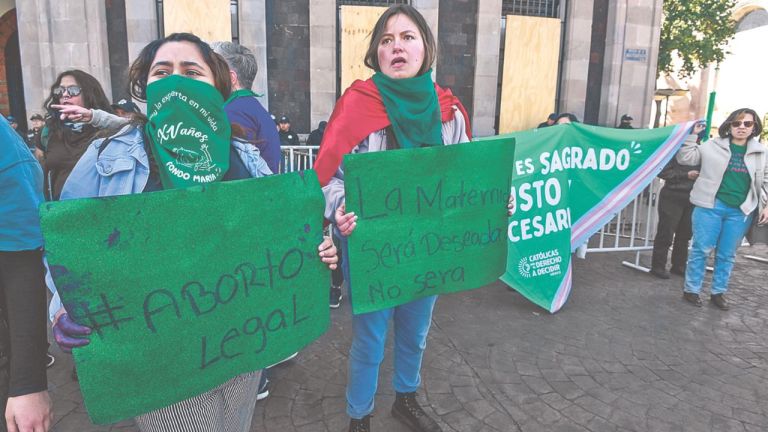 GRUPOS. La Plaza de los Mártires se convirtió en un espacio de expresiones sociales divergentes en el marco del Día Internacional contra la Violencia hacia las Mujeres