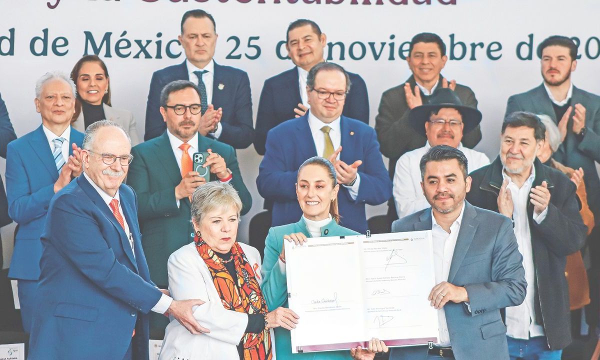 Pacto. Desde el Parque Ecológico Xochimilco, la presidenta Claudia Sheinbaum firmó el Acuerdo Nacional por el Derecho al Agua junto con gobernadores, empresarios y rectores de universidades.