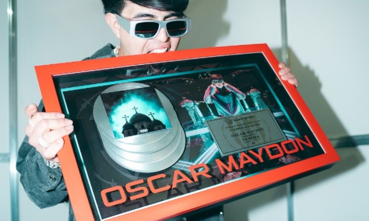 El reguetón de Óscar Maydon fue galardonado con el disco de Cuádruple Platino por su mega hit Tu Boda, tras su presentación del Coca Cola Flow Fest