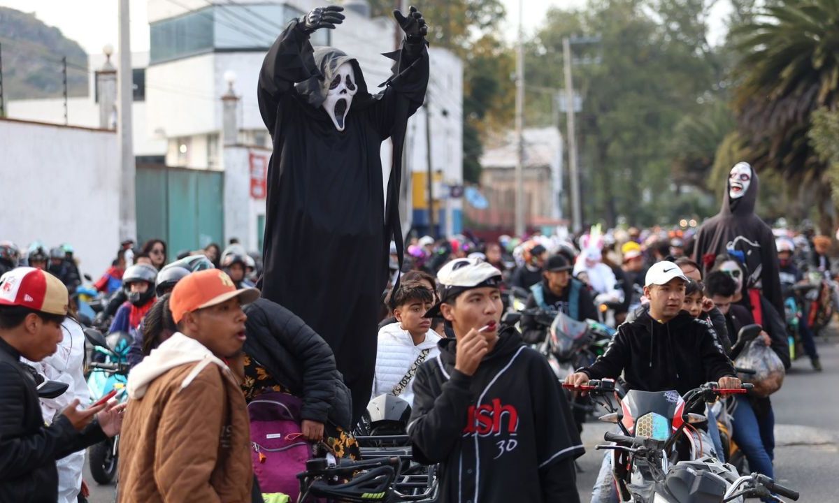 Noche de miedo. Disfrazados de personajes icónicos de la pantalla grande, así como criaturas alusivas a las fechas, cientos de motociclistas se congregaron en distintos puntos de la capital para su trayecto.