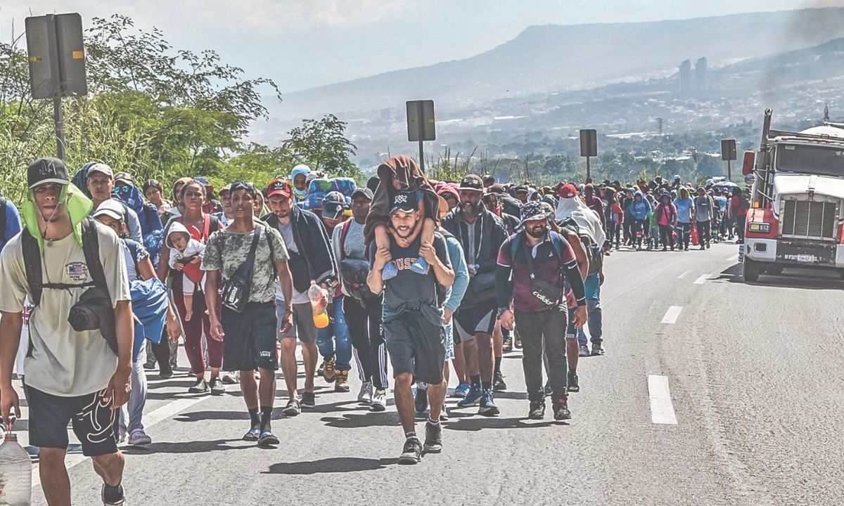 ESFUERZO. Miles de migrantes caminarán, bajo los rayos del sol, hacia la Ciudad de México, su primer objetivo, para llegar lo antes posible a Estados Unidos.