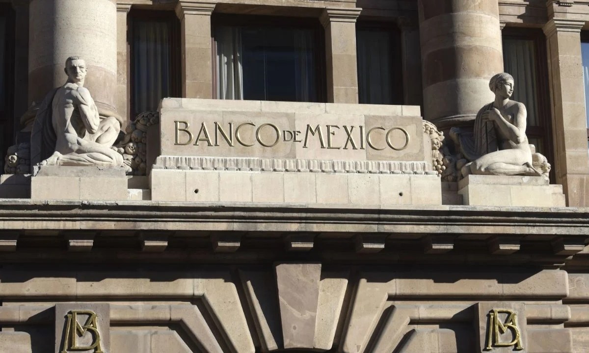 La Junta de Gobierno del Banco de México recortó un cuarto de punto la tasa de interés de referencia interbancaria a un día para ubicarla en 10.25%