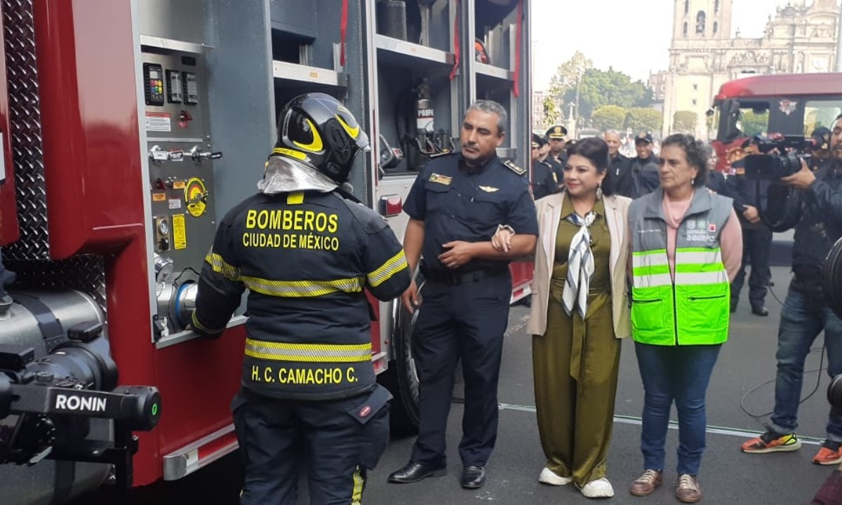 entrega de vehículos a los bomberos