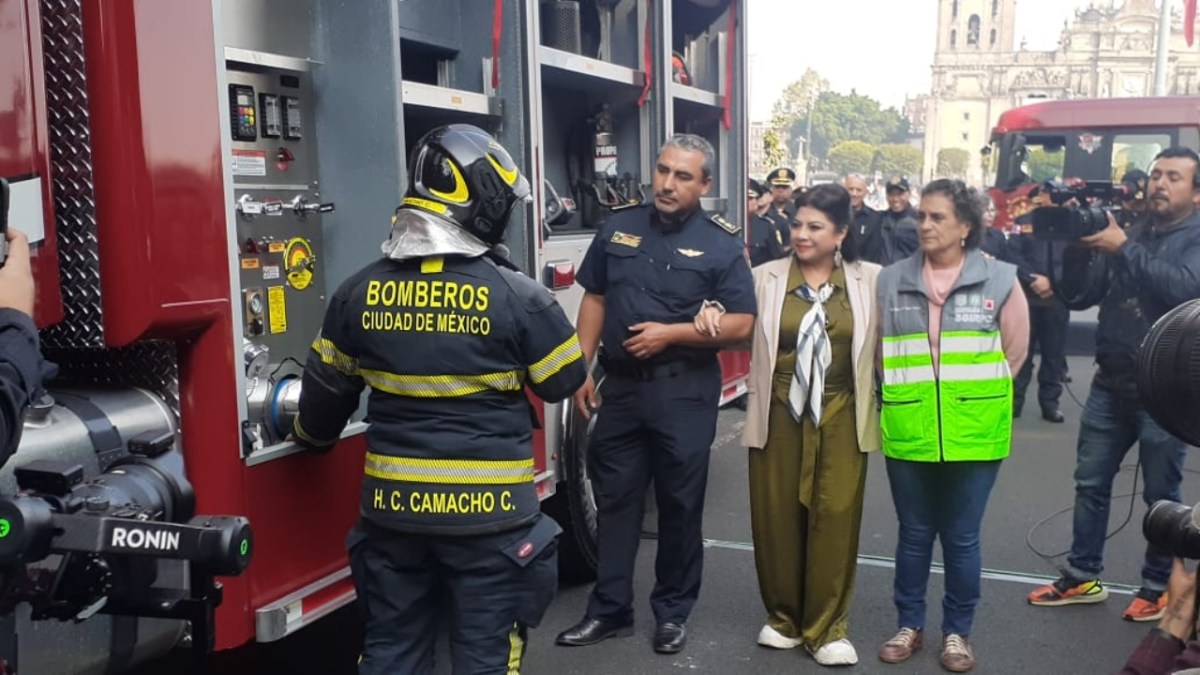 entrega de vehículos a los bomberos