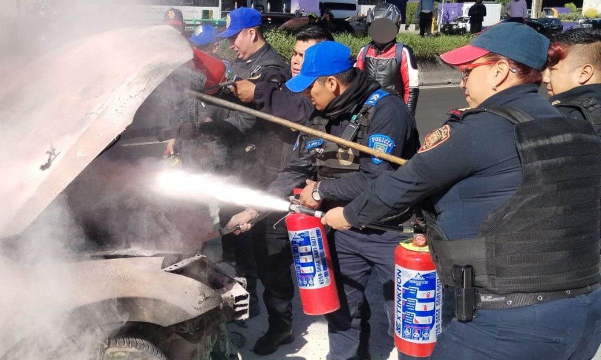 Un automóvil sufrió un incendio la mañana de este jueves cuando circulaba sobre Periférico Sur, en la alcaldía Tlalpan.